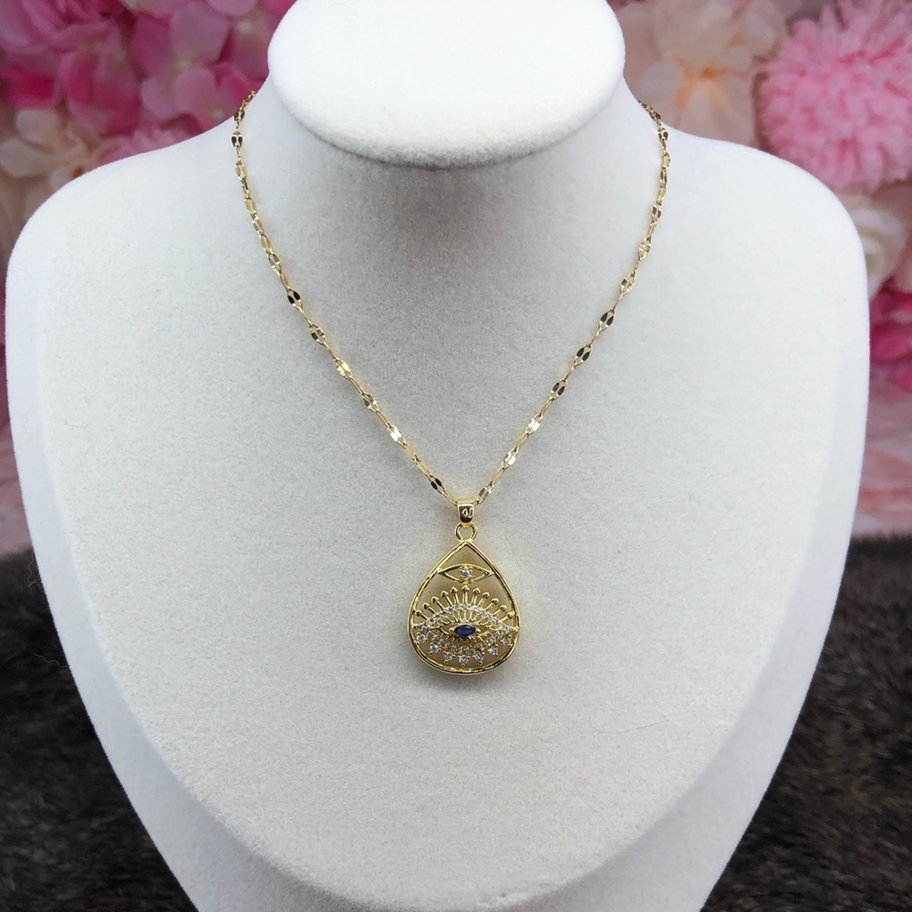 Stainless Steel
Elegant Gold Pendant Necklace